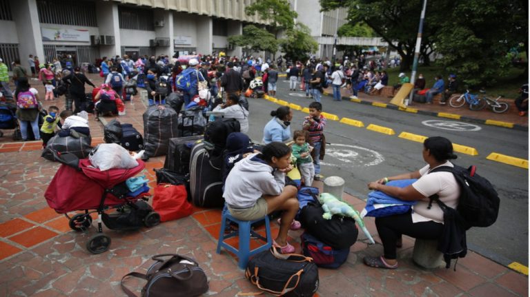 Más de 15.000 venezolanos aguardan en la frontera para retornar a su hogar