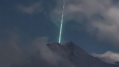 IMAGEN DEL DÍA: METEORITO CAE EN EL CRÁTER DE UN VOLCÁN