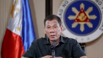 Rodrigo Duterte: «Ustedes eligen, vacúnense o haré que los encarcelen».