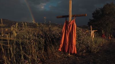 Un homenaje a la muerte de cientos de niños indígenas en Canadá, gana el premio a la mejor foto del año