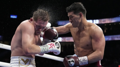 Dmitry Bivol retiene el título de campeón en peso semipesado, al vencer a Canelo Álvarez en Las Vegas