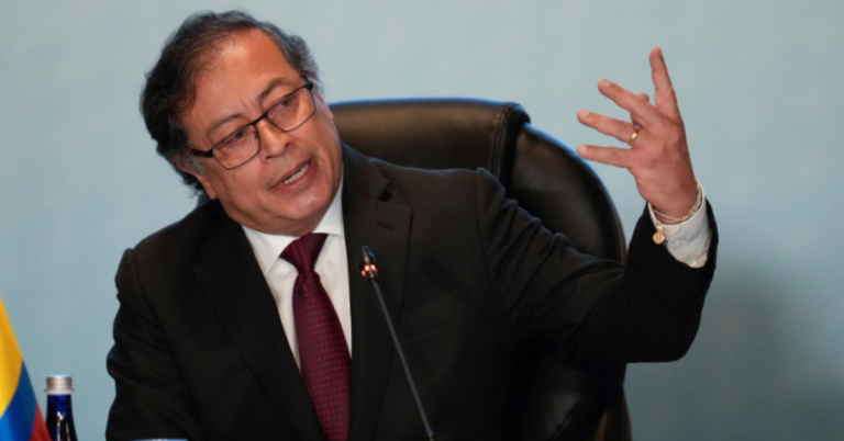 El presidente Gustavo Petro sorprendió a la nación con la noticia de haberle pedido la renuncia protocolaria a todos sus ministros