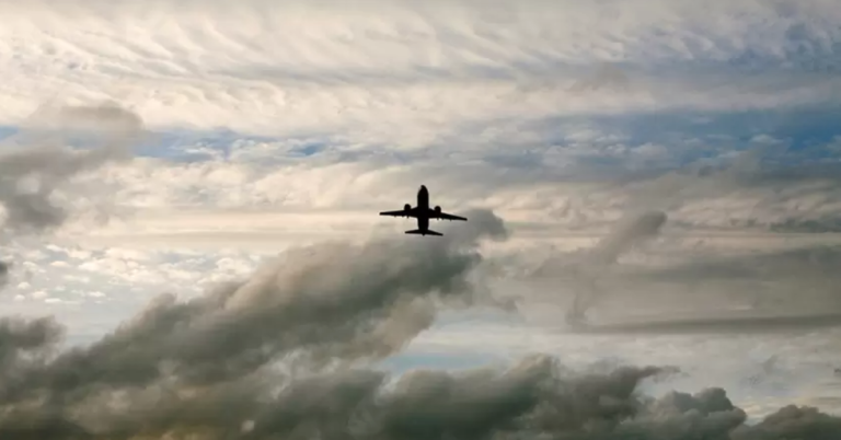 Un avión que salia de la isla San Andrés hacia bogotá tuvo que aterrizar de emergencia tras una pérdida en uno de sus motores